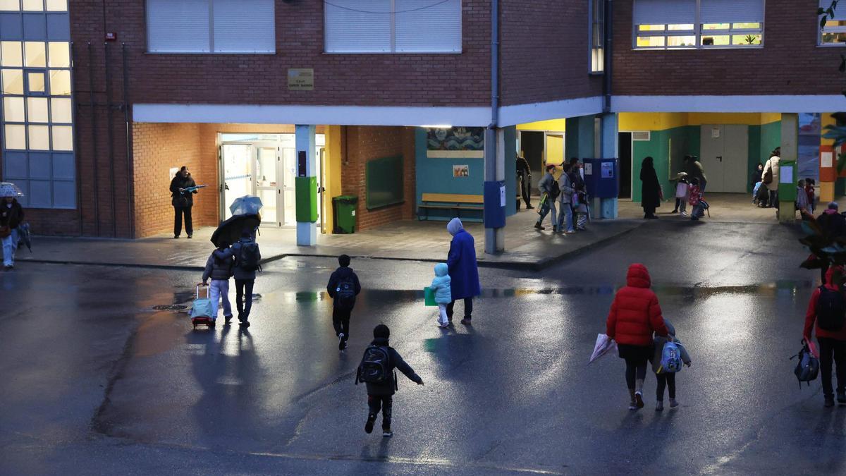 Padres y alumnos, en el CEIP García Barbón, este jueves.