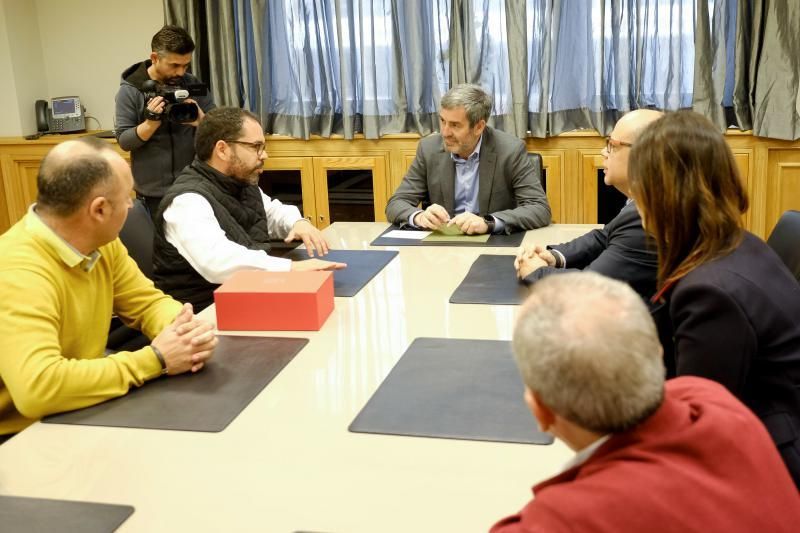 Las Palmas de Gran Canaria. El presidente de Canarias, Fernando Clavijo, recibe al secretario general de UGT en las islas, Gustavo Santana, y a los miembros de su Ejecutiva, que le entregarán una estatuilla conmemorativa del 130 aniversario del sindicato.  | 11/03/2019 | Fotógrafo: José Carlos Guerra