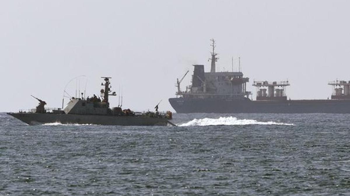 Un navío de guerra israelí aguarda el 'Estelle' frente a la base de Ashdod.