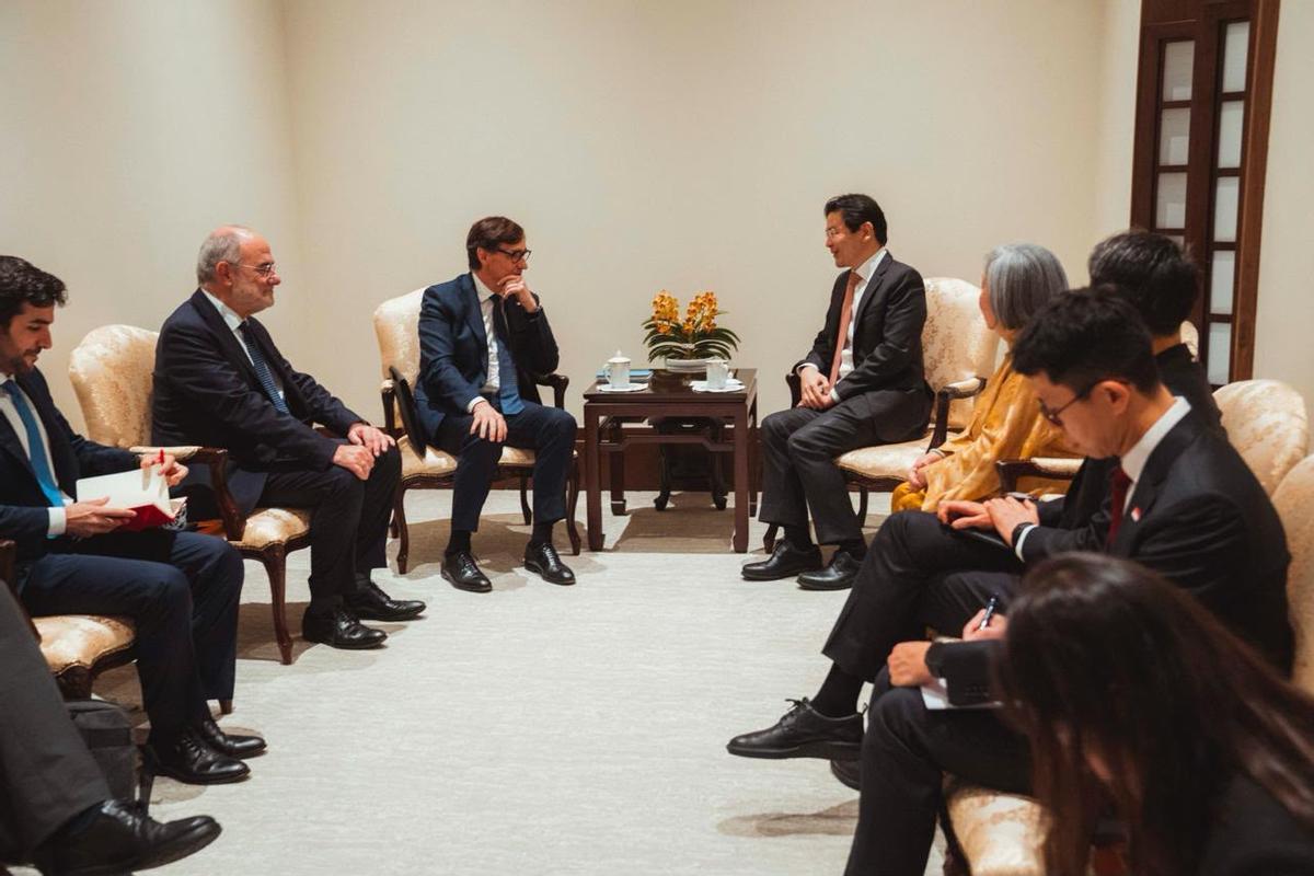 El president Salvador Illa reunido con el primer ministro de Singapur, Lawrence Wong, durante su viaje oficial al país asiático.
