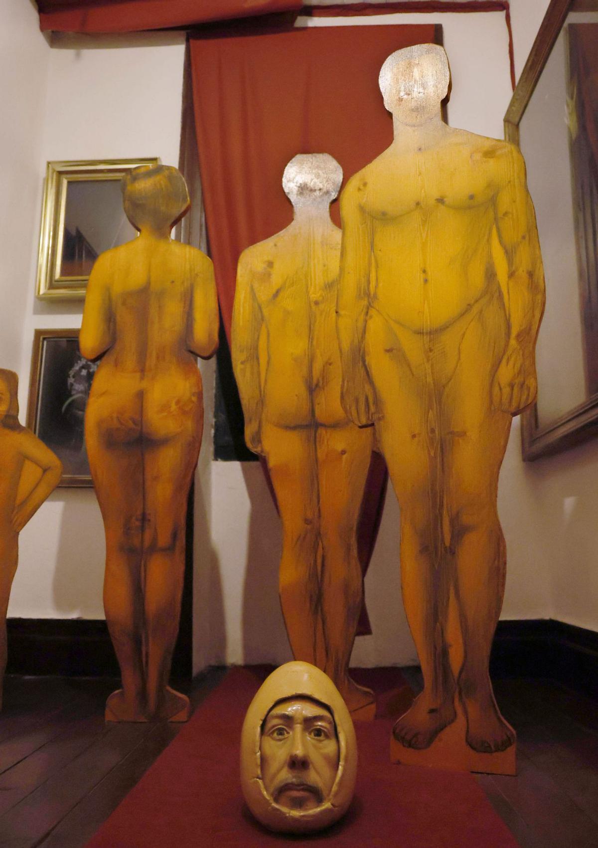 Siluetas de madera de su obra ‘La familia’ expuestas en las Casa Museo de Diego de Giráldez en A Cañiza.