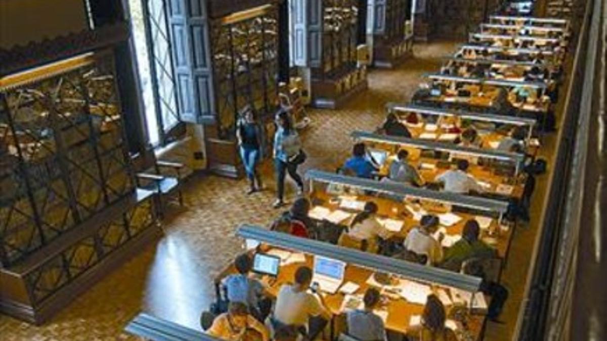 Estudiantes en la biblioteca de la Universitat de Barcelona.