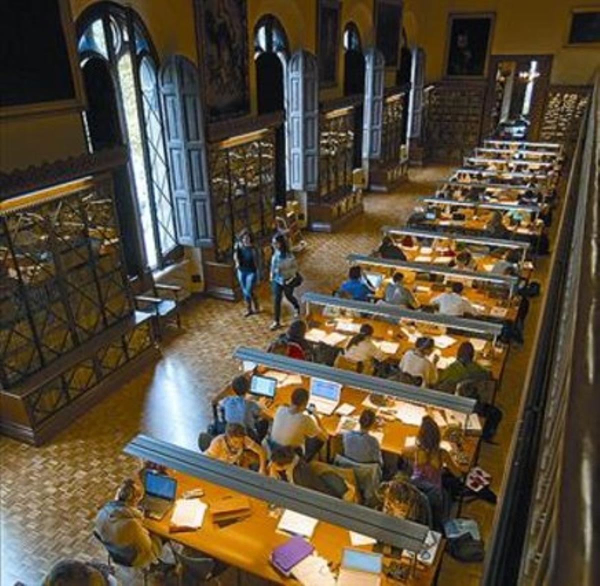 Estudiants a la biblioteca de la Universitat de Barcelona.