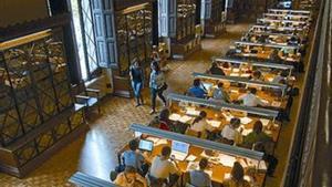 Estudiants a la biblioteca de la Universitat de Barcelona.