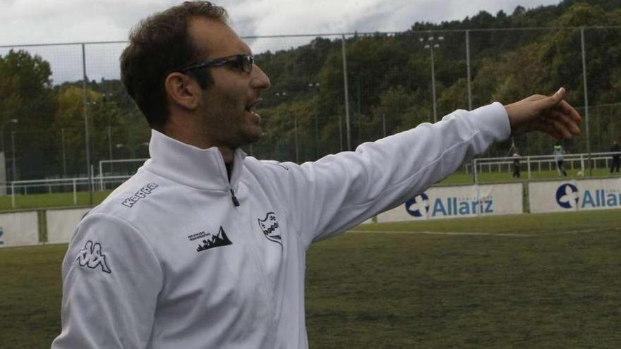 Marcos Zorrilla da instrucciones en un partido. // Jesús Regal