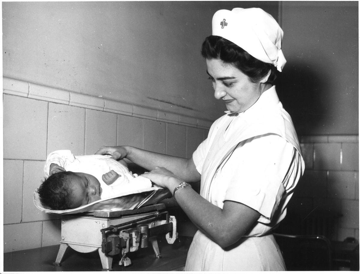 Enfermera de la Escuela de Enfermería de Santa Madrona en la clínica Maternal del Instituto de la Mujer que Trabaja (década de 1960).