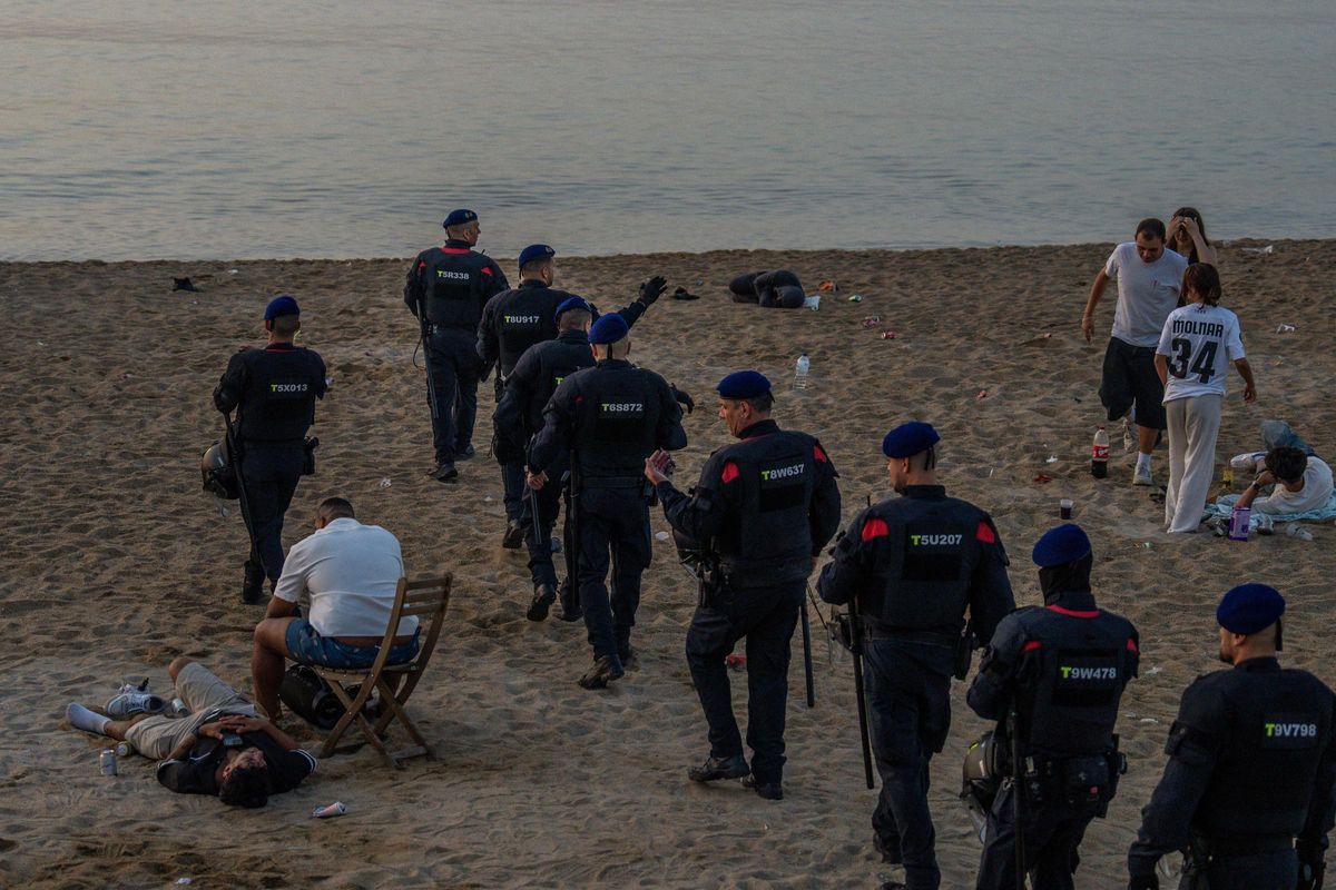 Limpieza de las playas de Barcelona tras la verbena de Sant Joan 2025