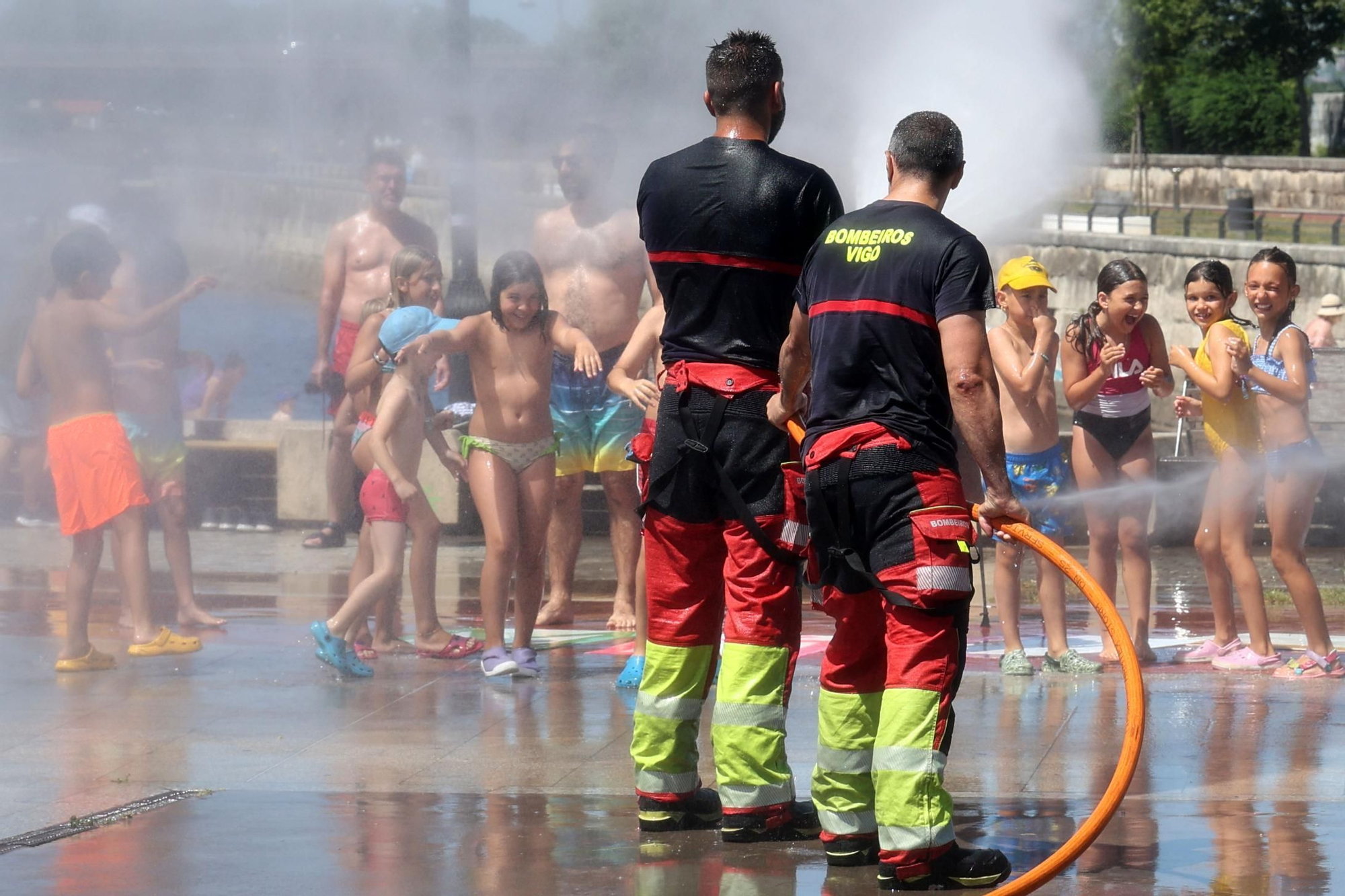 Cadena humana y manguerazo por la esclerosis múltiple en Vigo
