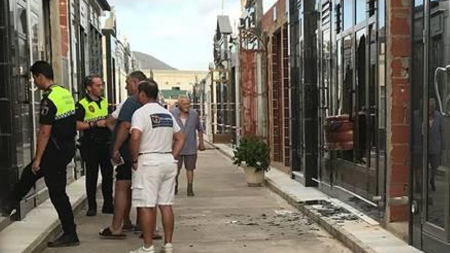 Imagen del cementerio de Cox ayer por la mañana con las puertas forzadas y los ataúdes.