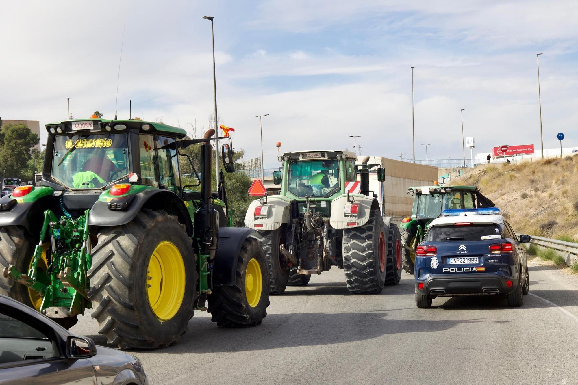 Las imágenes de la protesta de agricultores que ha colapsado el tráfico en Murcia