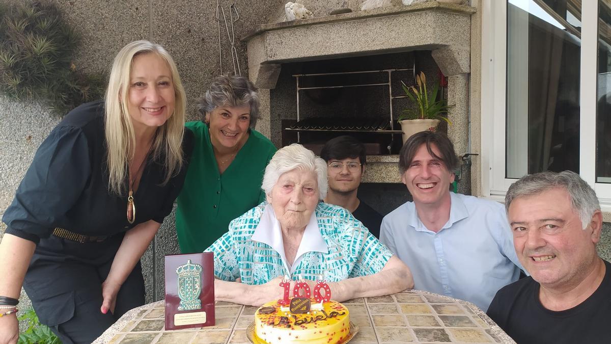 Carmen Mougán, de Vedra, una de las casi 1.500 personas que componen el club de los centenarios en Galicia