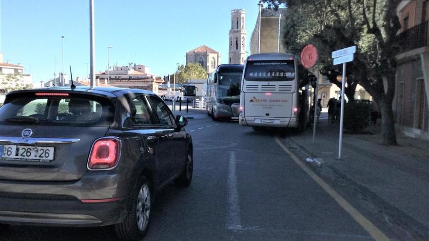 Dos autocars a l&#039;accés de l&#039;aparcament del Garrigal.