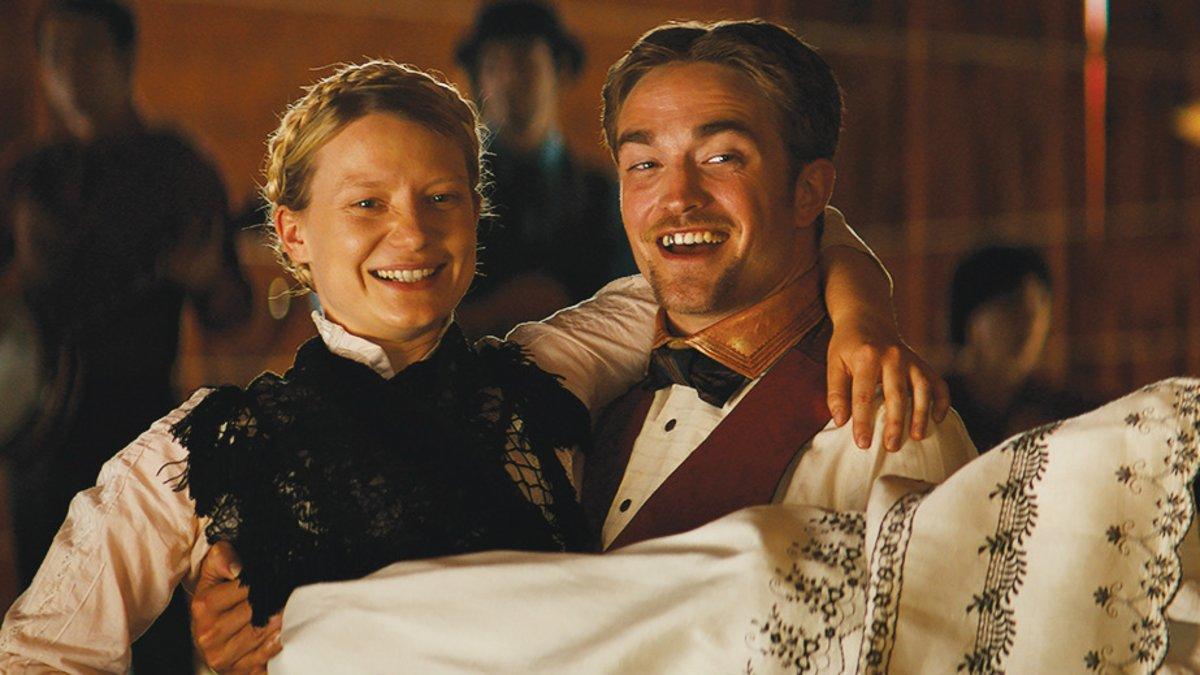 Mia Wasikowska y Robert Pattinson, en un fotograma de 'Damsel'