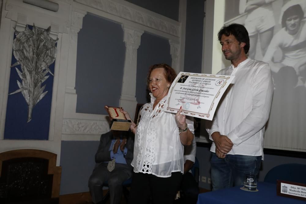 Entrega de distinciones a los antiguos alumnos del Instituto Jovellanos.