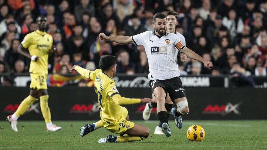 Pepelu lidera al Valencia y arrolla a un Villarreal perdido
