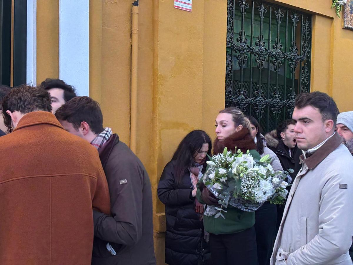 Muchos devotos traen ramos como obsequio a la Esperanza Macarena tras el regreso de la Virgen