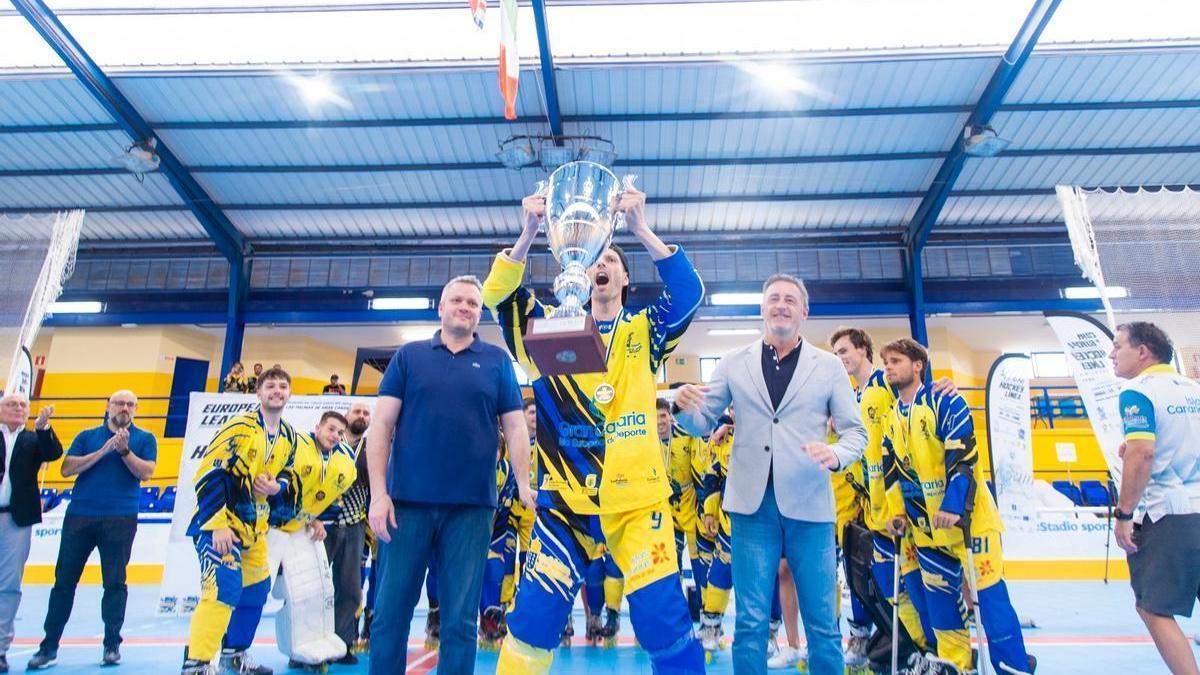 Pawel Zasadny levanta la copa de campeones de la Liga Élite