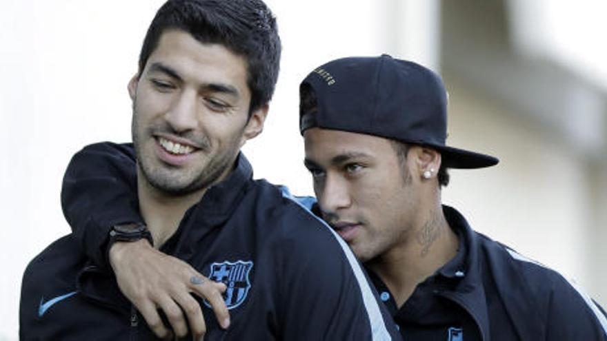 Luis Suárez sonríe ante un comentario de Neymar.