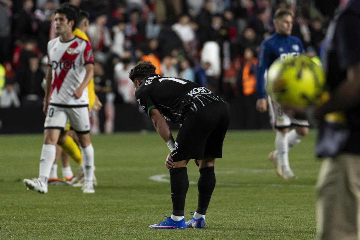 Germán Valera se lamenta tras la derrota frente al Rayo Vallecano.