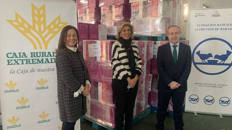 María Navarro, José María Portillo y Cristina Herrera, ayer, en el Banco de Alimentos.