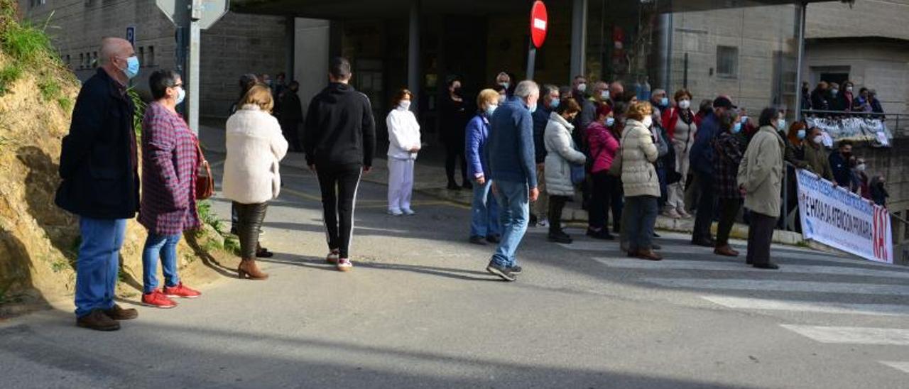 Una concentración ante el centro de salud de Cangas.   | G.N.