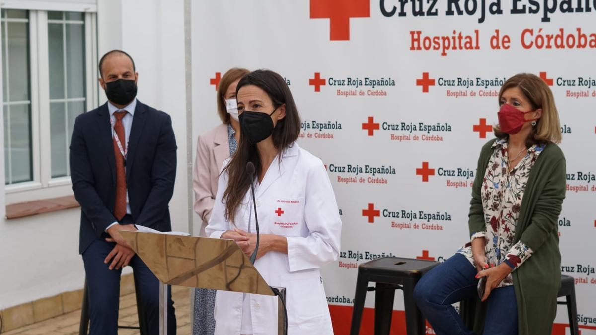 La coordinadora de trasplantes del hospital Cruz Roja, Noelia Muñoz, junto a otras autoridades sanitarias.