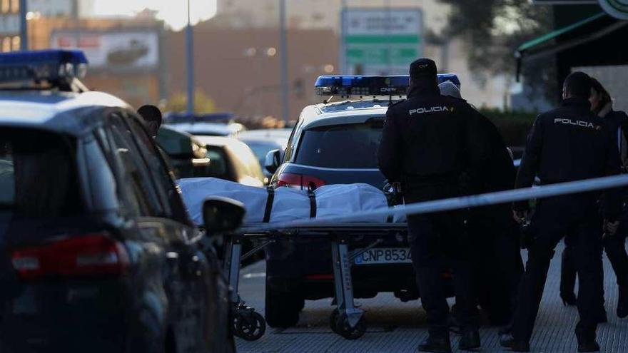 Momento en el que es retirado el cadáver de la joven coruñesa en la Avenida de Madrid.