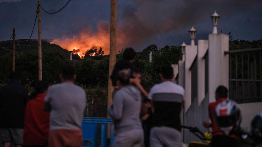 Vecinos de Los Realejos siguen con preocupación la evolución de las llamas en el incendio del año pasado.