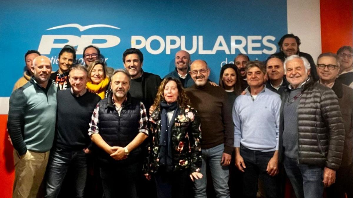 Amengual, rodeado de exconcejales, ex altos cargos y afiliados, en Palmanova. | PP DE CALVIÀ