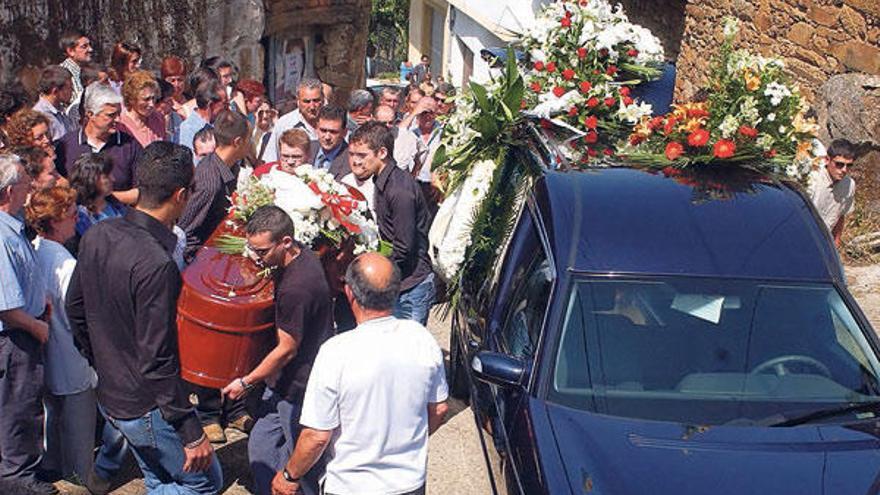 Queirugás (Verín) dio un adiós multitudinario a la madre y hermano pequeño de Rodrigo Barrio.  // I. Osorio