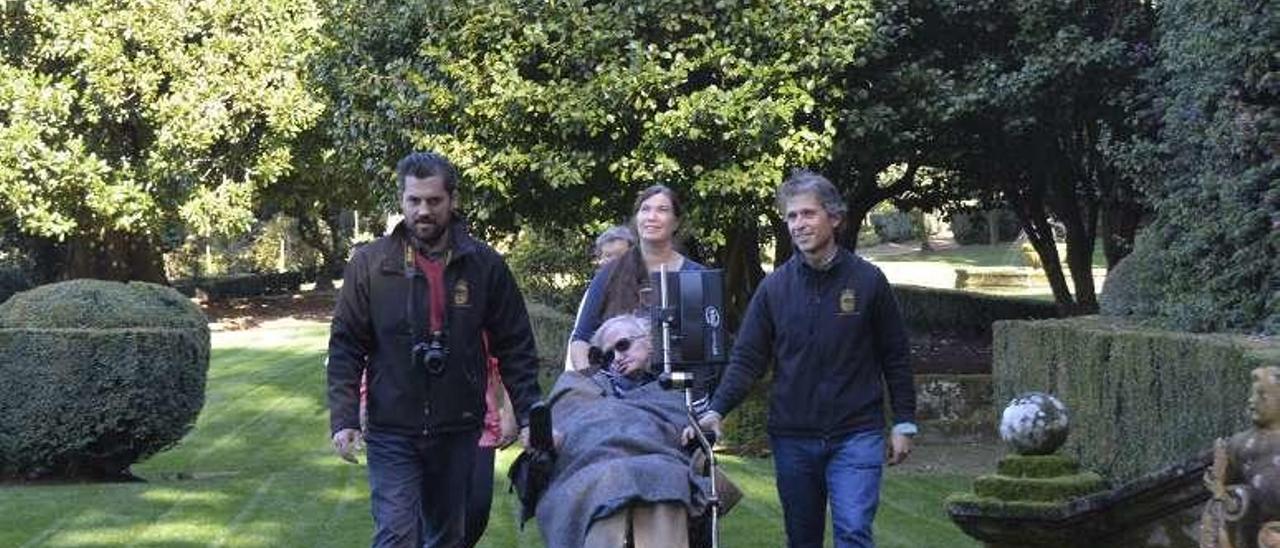 El científico Stephen Hawking, en los jardines de Rubiáns. // I.Abella