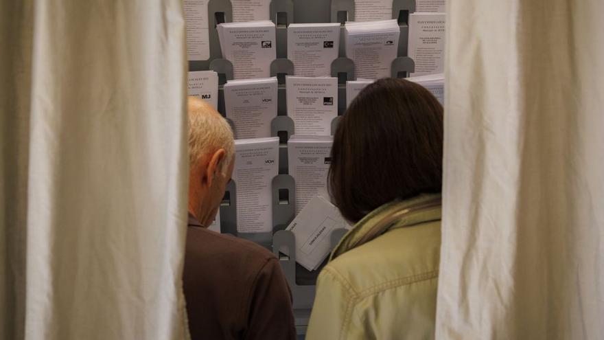 Imagen de archivo de dos personas votando durante las pasadas elecciones municipales. | J. M.