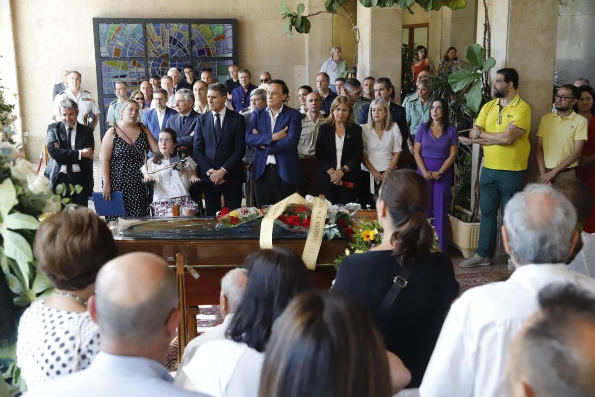 Pedro Fernández, Villamandos y cargos del PSOE, así como amigos y familiares, en la capilla ardiente de Rafi Valenzuela.