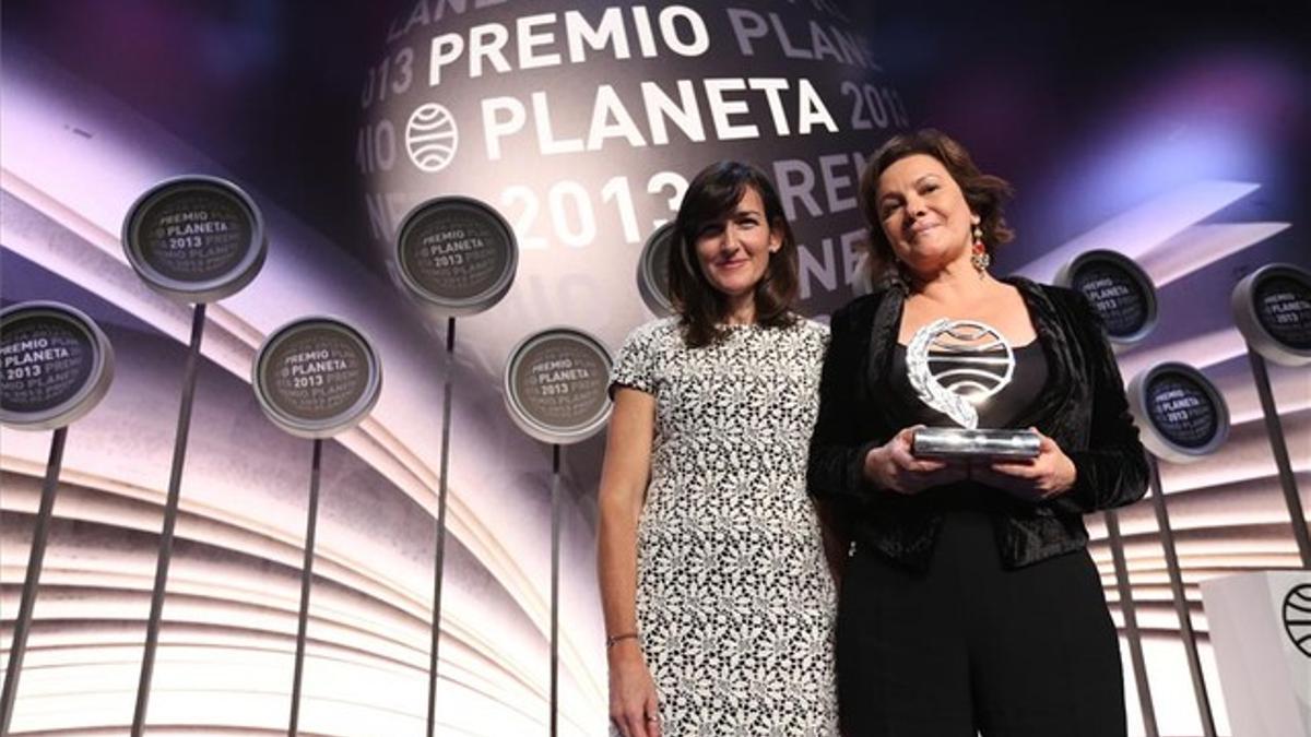 La ganadora del Premio Planeta, Clara Sánchez, y la finalista, Ángeles González-Sinde.