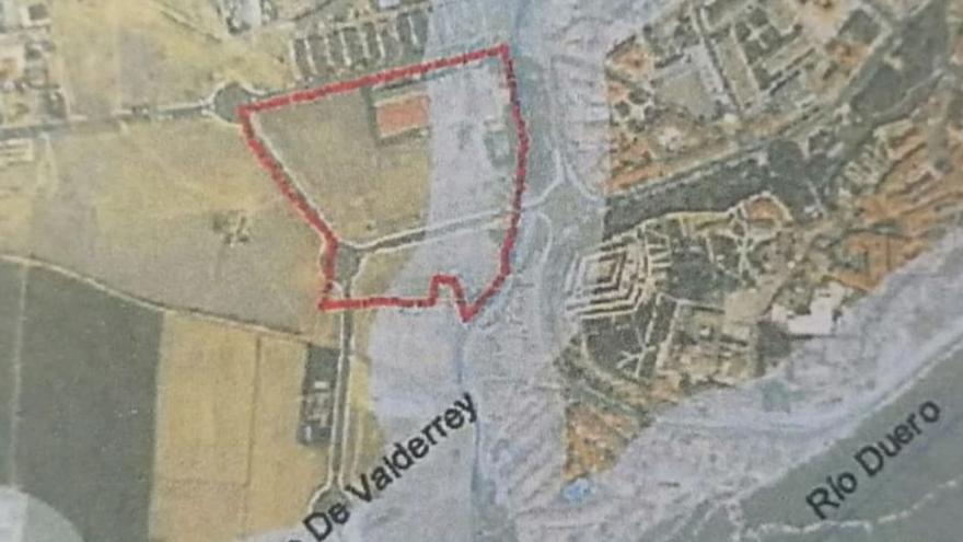 En rojo, la parcela sobre la que se proyecta construir y la zona de pisible inundación en trazo másclaro.