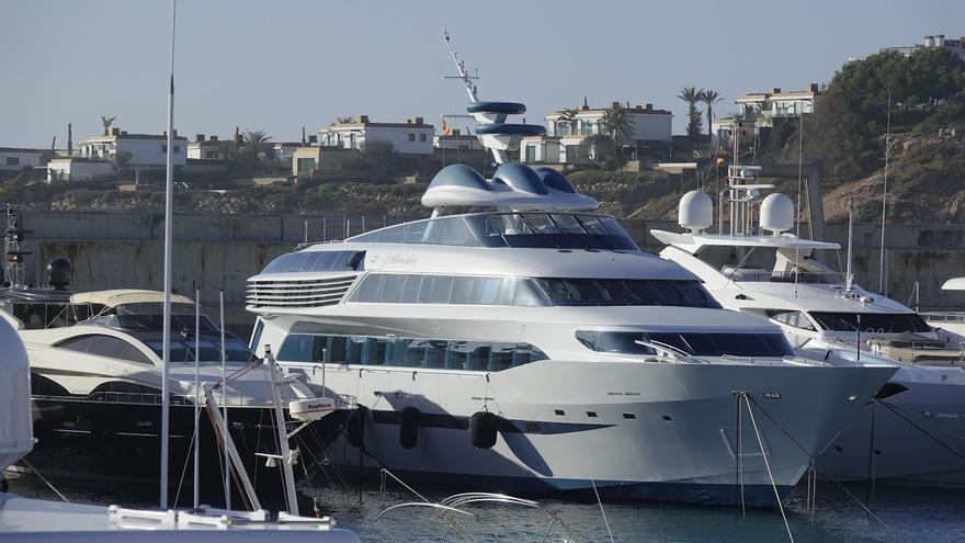 Die Superyacht des Religionsführers Aga Khan liegt im Nobelhafen Port Adriano auf Mallorca