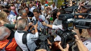 El futuro presidente de la Generalitat, Carlos Mazón, atiende a los medios.
