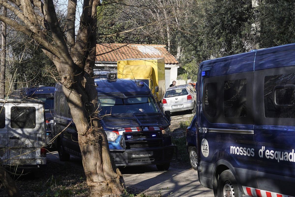 Les fotos del dispositiu policial al barri de Torre Gironella per cultiu il·legal de marihuana