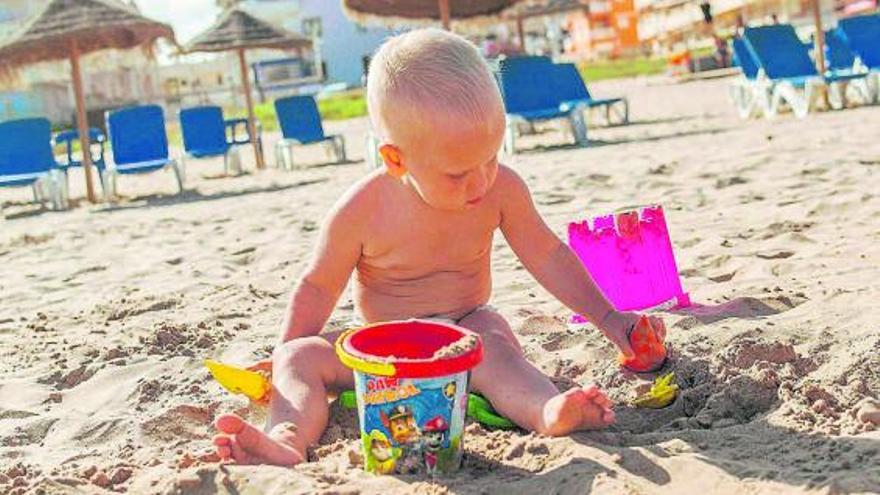 Un niño jugando en la playa. | |  VITOLDA KLEIN / UNSPLASH