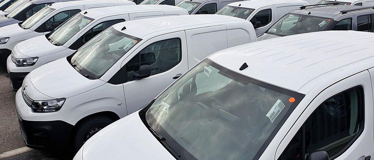 Furgonetas fabricadas por
PSA-Vigo antes de su carga
en un buque. | // MARTA G. BREA