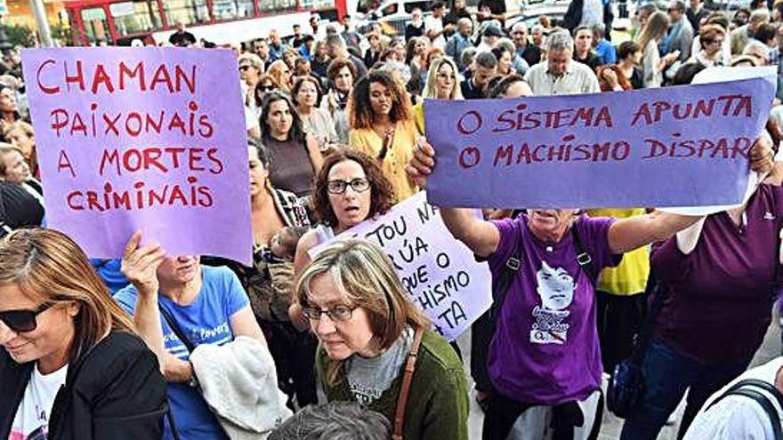 Participantes en una concentración contra la violencia machista en A Coruña.