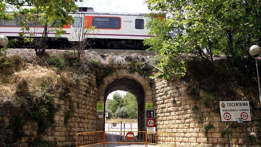 Imagen del tren pasando por el puente dañado por la colisión de un camión.