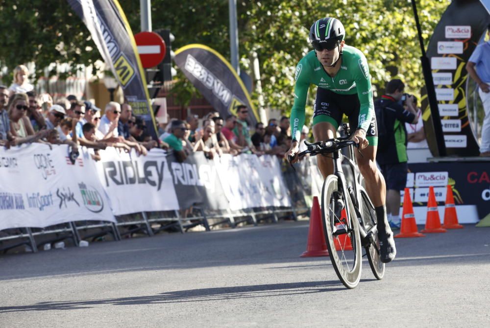 El ciclista de Movistar está acompañado en el podio por sus compañeros de equipo Jonathan Castroviejo y Alejandro Valverde