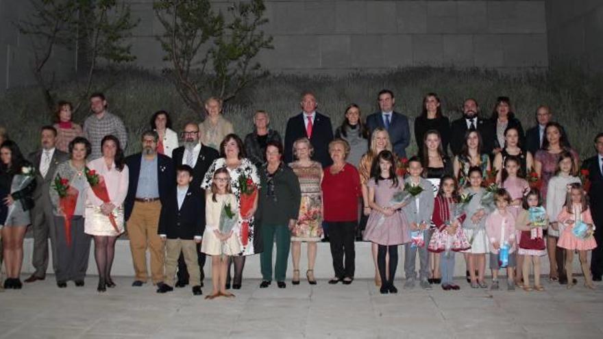 Los cargos festeros junto a los miembros de la corporación ayer en el Ayuntamiento.