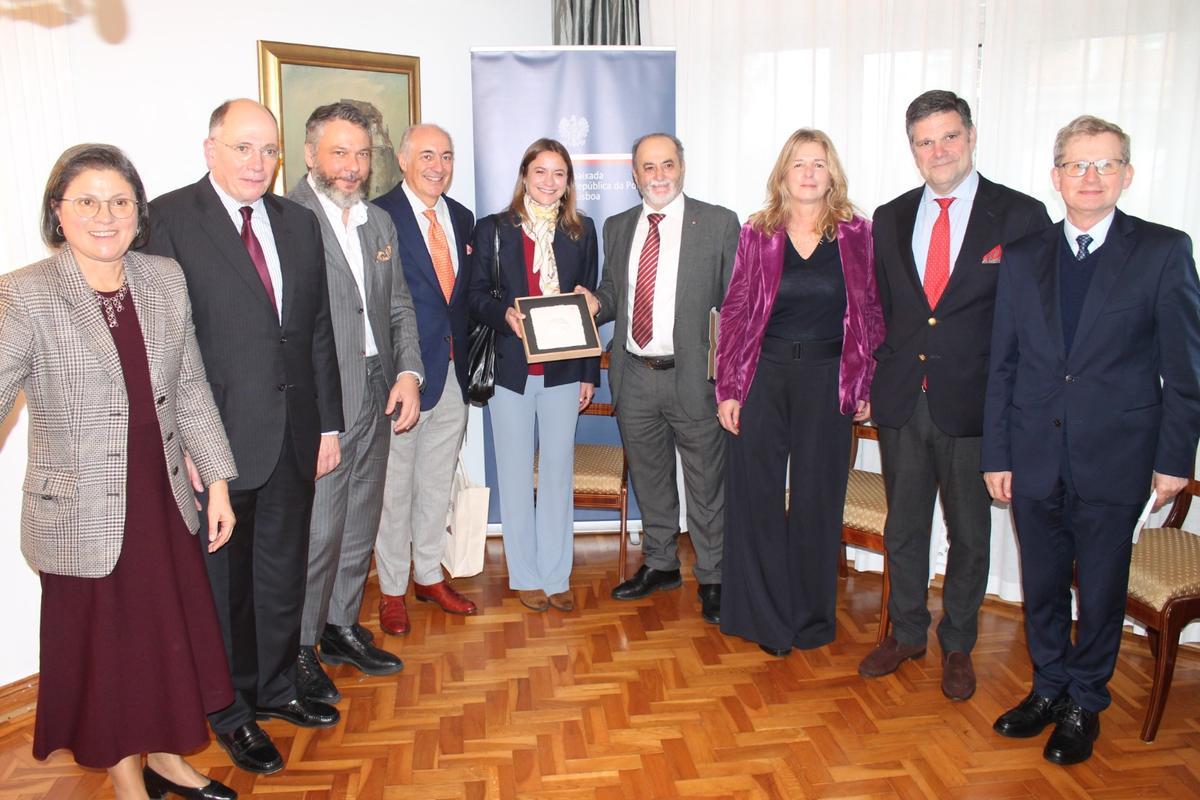 Por la izquierda, Sara Fonseca, directora Ejecutiva del Festival Terras sem Sombra; José António Falcão, presidente del festival; Jorge Romero; Julio Morán;  la Infanta Doña Maria Francisca de Bragança, Duquesa de Coimbra; Tomás Fernández, alcalde de Ribera de Arriba; Raquel Lobo de Vasconcellos; Francisco Lobo de Vasconcellos, miembro del Patronato del Festival;  y el Ministro consejero de Polonia, Dariusz Dudziak.