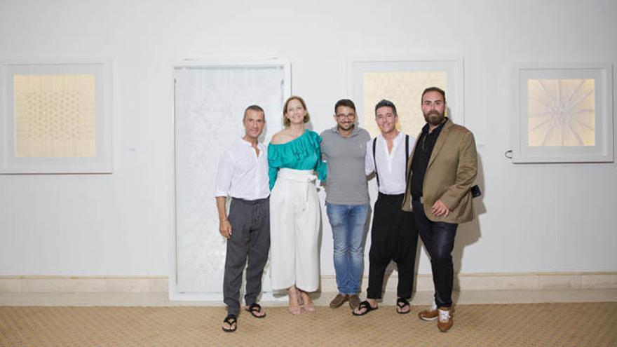 De izquierda a derecha: Pedro Vaquerizo, Manager del artista Pierre Louis Geldenhuys; Justine Haughey,  Marketing Manager del Kempinski Hotel Bahía; el concejal del Área de Parques y Jardines del Ayuntamiento de Estepona, Sergio Rodríguez; el artista textil Pierre Louis Geldenhuys; .  CEO &amp; Founder de LuxStyle Consulting.