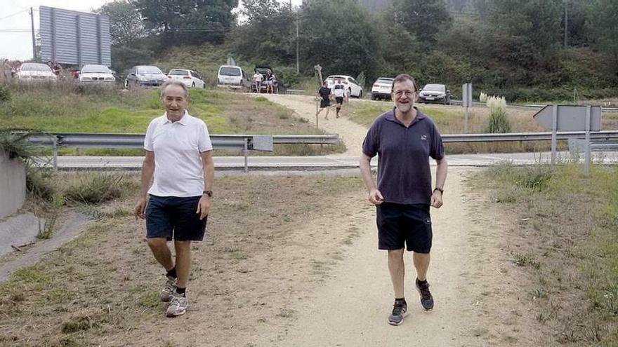 Mariano Rajoy junto a José Benito Suárez, ayer, por la Ruta da Pedra e da Auga en Meis. // Antonio Pinacho