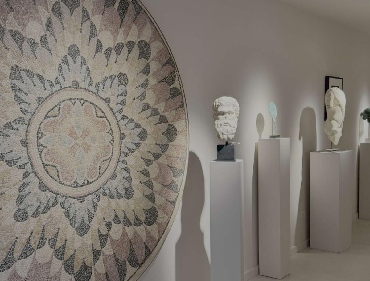 Varias piezas arqueológicos en la Galería F. Cervera de Barcelona.