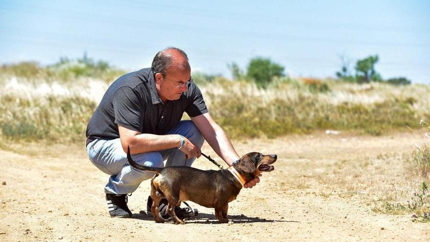 Monago dedica la jornada de reflexión a descansar y a pasear con su familia y su perro