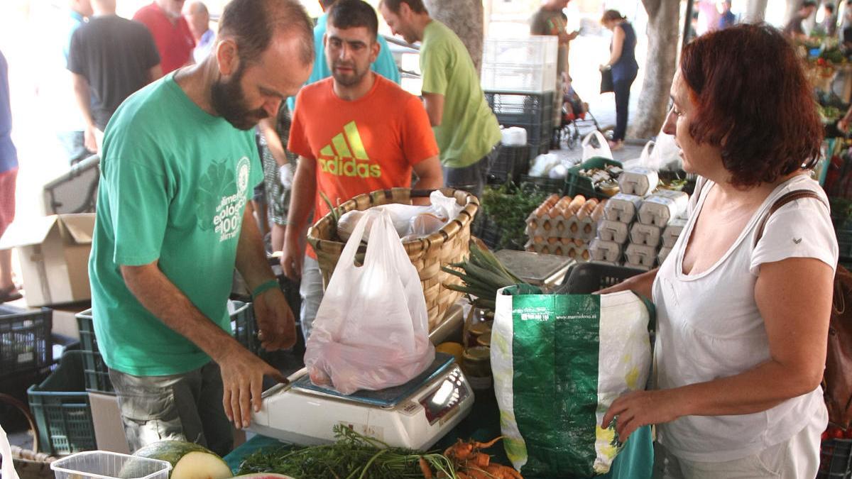 Otra de las limitaciones de la fase 1 del plan que propone la Junta en Málaga capital, que deberá aprobar el Ministerio de Sanidad, es la de celebrar actividades al aire libre, como es el caso de los mercadillos.